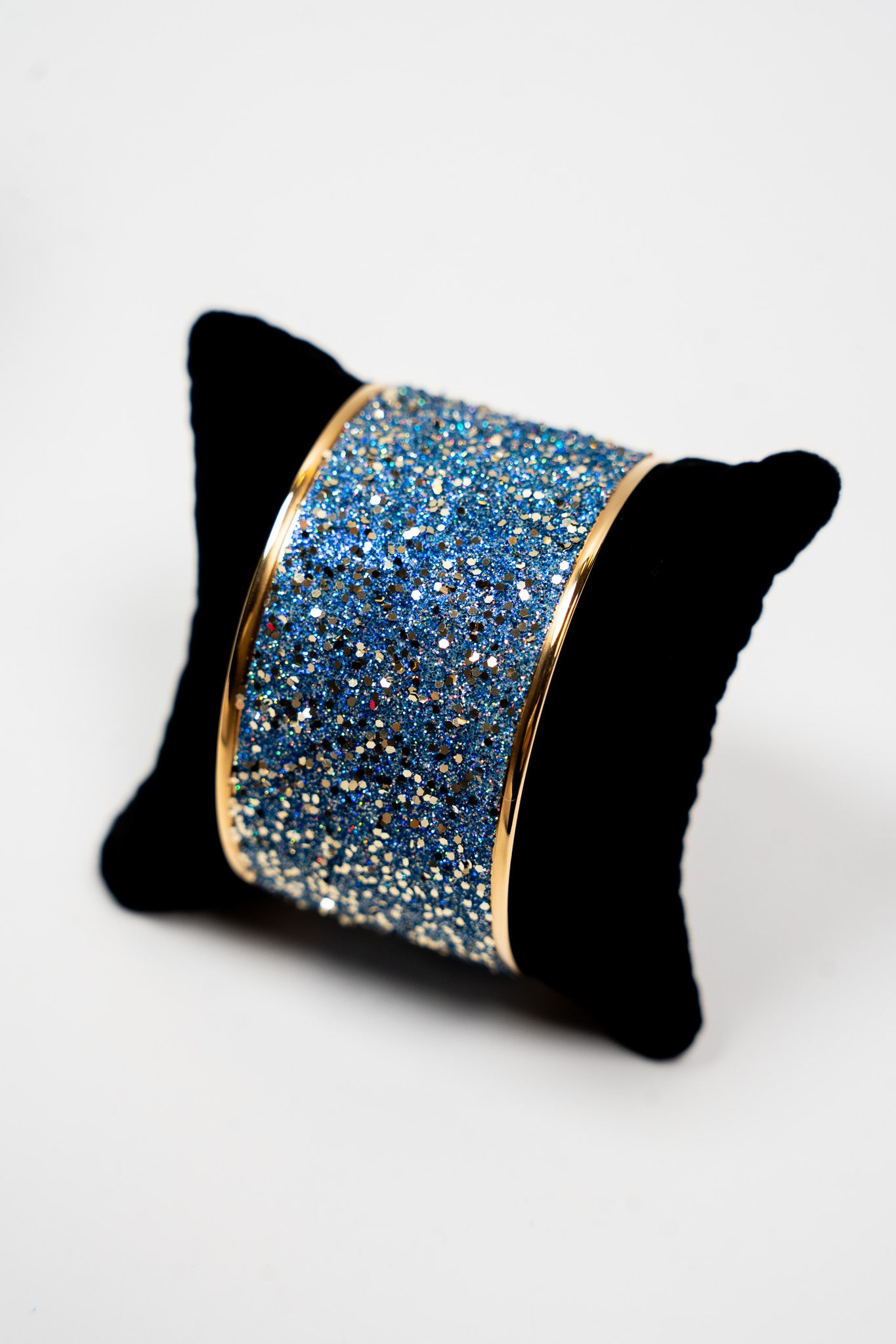 Manchette Céleste décorée paillettes & sequins bleu irisé