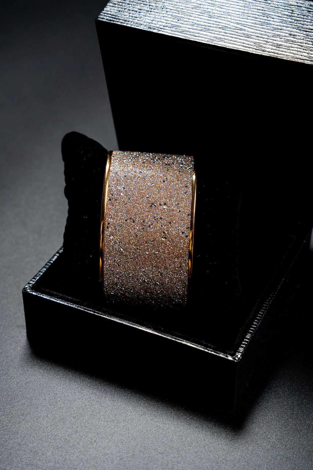 Manchette Céleste décorée paillettes dorées et sequins argentés