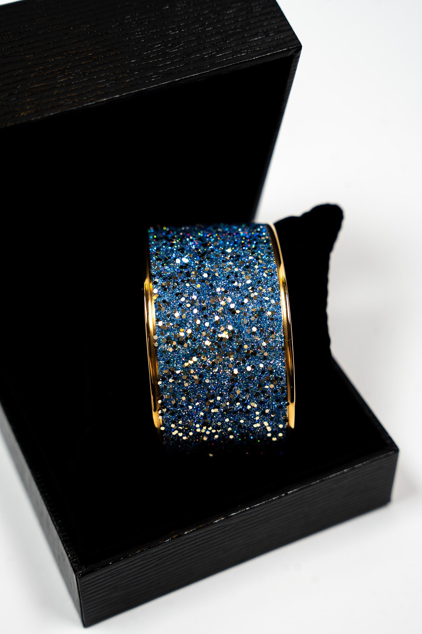 Manchette Céleste décorée paillettes & sequins bleu irisé
